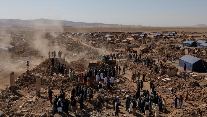 AFGHANISTAN-QUAKE/ People search for survivors amid the debris of a house that was destroyed by an earthquake in the district of Zinda Jan, in Herat, Afghanistan October 9, 2023. REUTERS/Ali Khara