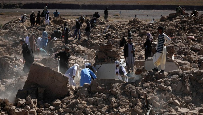AFGHANISTAN-QUAKE/ People search for survivors amid the debris of a house that was destroyed by an earthquake in the district of Zinda Jan, in Herat, Afghanistan October 9, 2023. REUTERS/Ali Khara