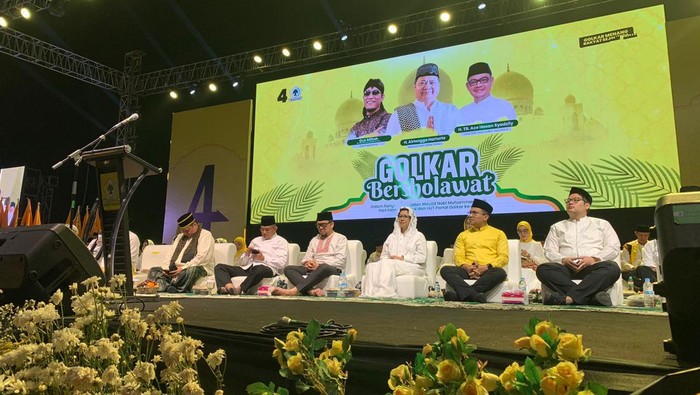 Airlangga Hartarto hadiri acara Golkar Bersalawat di Stadion Sijalak Harupat, Kabupaten Bandung, Jawa Barat, Rabu (11/10/2023).