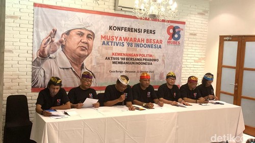 Aktivis 98 mendeklarasikan dukungannya ke Prabowo Subianto sebagai presiden di Denpasar, Rabu (11/10/2023).