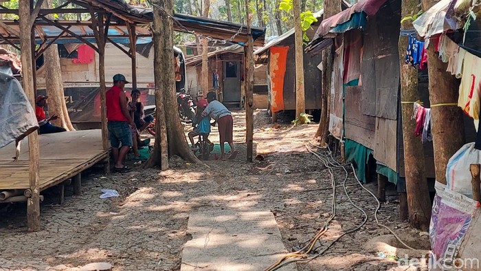Aktivitas di Kampung Pemulung Dekat TPA Sarimukti