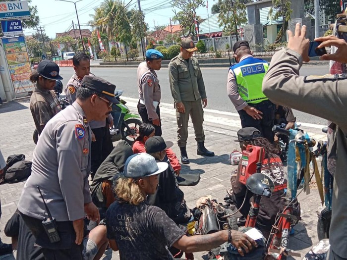 10 anak jalanan diamankan petugas dan dipulangkan ke daerah asal ke Pulau Jawa melalui Pelabuhan Gilimanuk, Rabu (11/10/2/23).