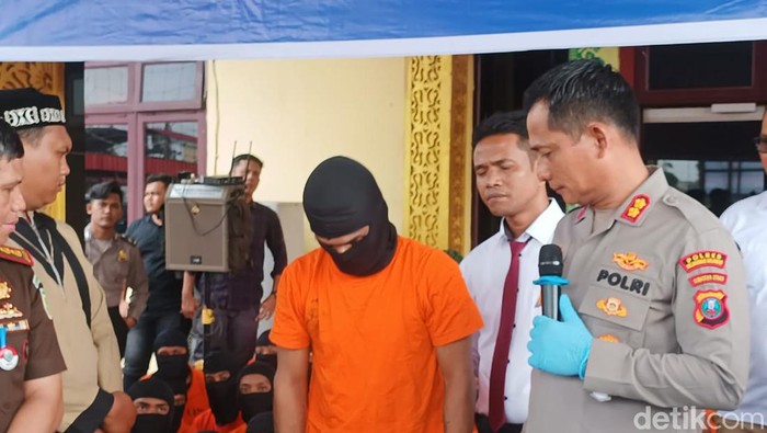Andi (45) alias Boli, seorang pria yang turut serta dalam kasus pembunuhan warga bernama Eri Sinatra (38) di Jalan Selebes, Kecamatan Medan Belawan, pada tahun 2021 akhirnya ditangkap. Andi ditangkap saat hendak mengedarkan narkoba jenis sabu. (Goklas Wisely/detikSumut).