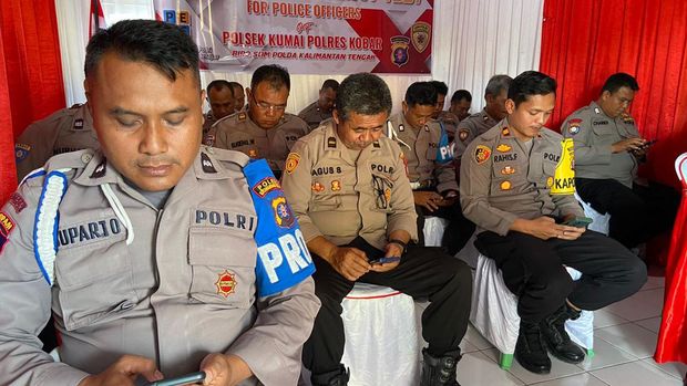 Aplikasi digital untuk belajar Bahasa Inggris inovasi (Kasubbagmutjab Bagbinkar Ro SDM Polda Kalteng), Kompol Sony Rizky Anugrah.