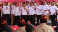 Dalam pengukuhan itu mereka juga melakukan deklarasi mendukung bakal calon presiden Prabowo Subianto.  
