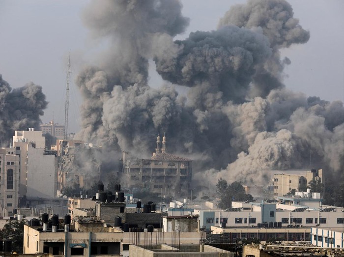 Smoke billows following Israeli strikes in Gaza City, October 11, 2023. REUTERS/Saleh Salem