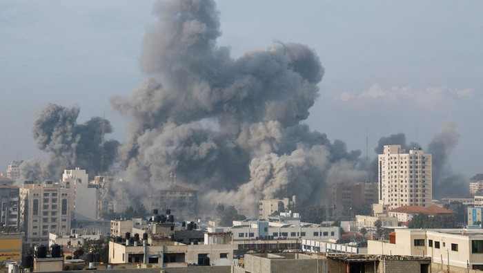 Smoke billows following Israeli strikes in Gaza City, October 11, 2023. REUTERS/Saleh Salem