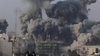 Asap mengepul saat rudal Israel menggempur Kota Gaza, Palestina, Rabu (11/10/2023).  