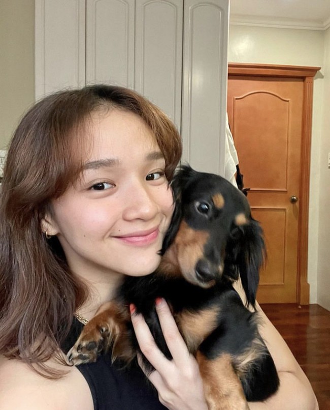 Michelle Cobb kerap berbagi unggahan foto dirinya baik saat tengang bertanding voli, liburan, hingga potret dirinya bersama hewan peliharaan kesayangannya. Foto: Dok Instagram @michellecobb