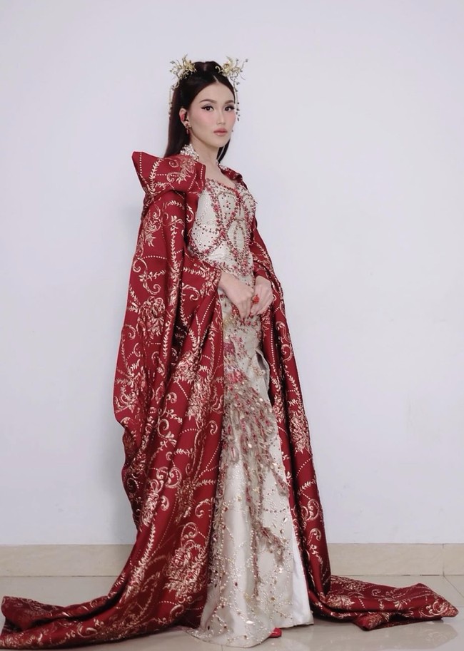 Penampilan pedangdut sekaligus presenter tersebut terlihat saat dirinya menghadiri acara ulang tahun GTV 2023. Busana yang dikenakannya pun tampak megah dengan didominasi warna merah dan krem. Foto: Instagram/@ayutingting92