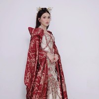 Penampilan pedangdut sekaligus presenter tersebut terlihat saat dirinya menghadiri acara ulang tahun GTV 2023. Busana yang dikenakannya pun tampak megah dengan didominasi warna merah dan krem. Foto: Instagram/@ayutingting92