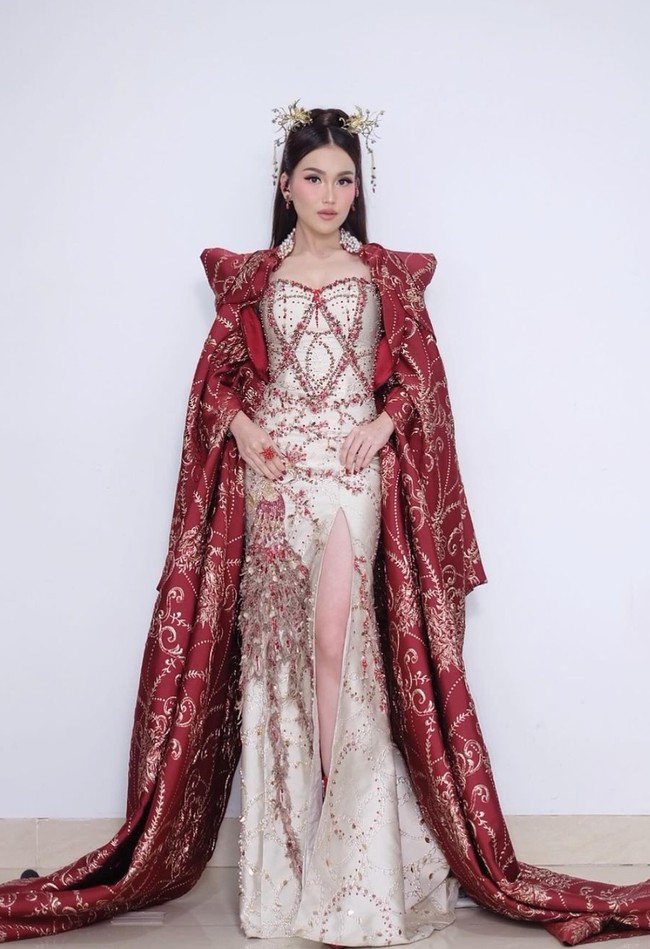 Banjir pujian, gaya Ayu Ting Ting itu disebut bak dewi. “Ini dewi darimana ya,” komentar salah seorang netizen. “Jadi inget cerita2 legenda putri Cina ayy,” tambah netizen lain. Foto: Instagram/@ayutingting92