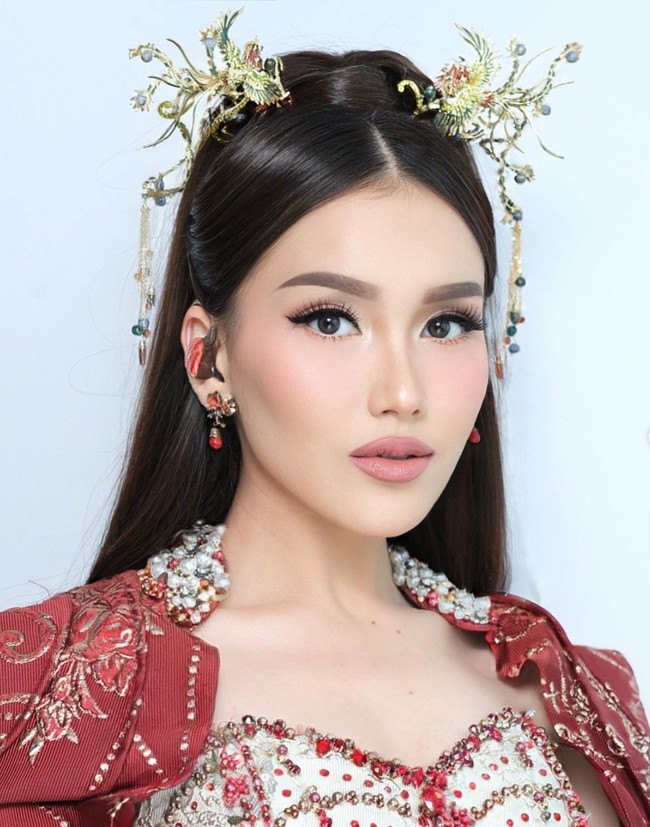 Untuk mempercantik penampilannya Ayu tampak mengenakan headpiece rancangan Rinaldy Yunardi. Rambutnya pun ditata mirip seperti karakter-karakter gadis Tionghoa. Foto: Instagram/@ayutingting92