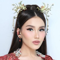 Untuk mempercantik penampilannya Ayu tampak mengenakan headpiece rancangan Rinaldy Yunardi. Rambutnya pun ditata mirip seperti karakter-karakter gadis Tionghoa. Foto: Instagram/@ayutingting92