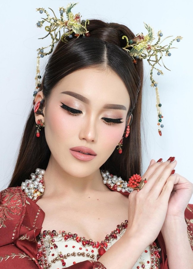 Penampilannya juga semakin memukau dengan riasan natural glam. Untuk riasannya itu Ayu mempercayakannya kepada MUA Dhirman Putra. Foto: Instagram/@ayutingting92