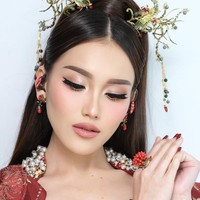 Penampilannya juga semakin memukau dengan riasan natural glam. Untuk riasannya itu Ayu mempercayakannya kepada MUA Dhirman Putra. Foto: Instagram/@ayutingting92