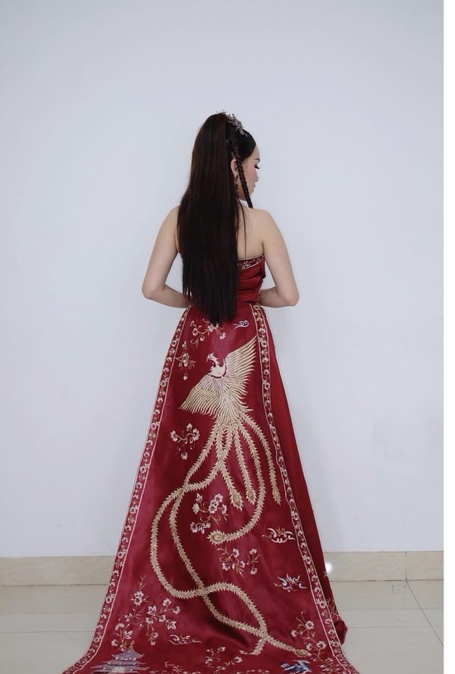 Tak hanya mengenakan 1 gaun, dalam potret yang diunggahnya Ayu juga tampak berganti gaun mengenakan gaun unik berwarna merah. Gaun tersebut memiliki desain unik dengan gambar burung merak pada bagian belakangnya. Foto: Instagram/@ayutingting92