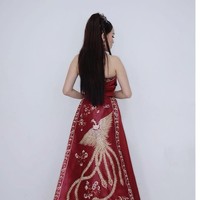 Tak hanya mengenakan 1 gaun, dalam potret yang diunggahnya Ayu juga tampak berganti gaun mengenakan gaun unik berwarna merah. Gaun tersebut memiliki desain unik dengan gambar burung merak pada bagian belakangnya. Foto: Instagram/@ayutingting92