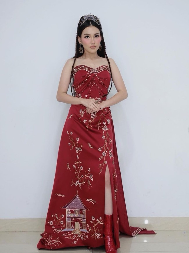 Untuk melengkapi penampilannya Ayu juga tampak mengenakan sepatu boots berwarna merah dan beberapa aksesori seperti headpiece dan anting yang cukup unik. Foto: Instagram/@ayutingting92