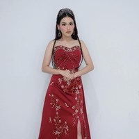 Untuk melengkapi penampilannya Ayu juga tampak mengenakan sepatu boots berwarna merah dan beberapa aksesori seperti headpiece dan anting yang cukup unik. Foto: Instagram/@ayutingting92