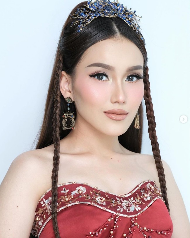 Sedikit berbeda dari tampilan sebelumnya, kali ini rambut di sisi kiri dan kanan Ayu tampak sedikit dikepang. Berpose ke arah kamera, Ayu terlihat cantik memesona. Foto: Instagram/@ayutingting92