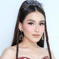 Sedikit berbeda dari tampilan sebelumnya, kali ini rambut di sisi kiri dan kanan Ayu tampak sedikit dikepang. Berpose ke arah kamera, Ayu terlihat cantik memesona. Foto: Instagram/@ayutingting92