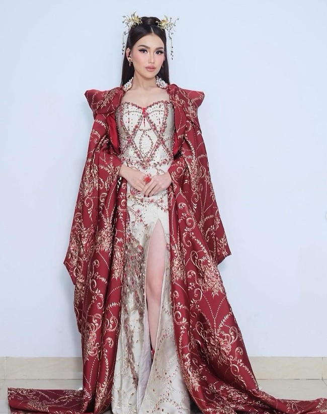 Biasa tampil ala Korea, kali ini Ayu terlihat bergaya bak gadis Tionghoa. Foto-fotonya yang diunggah ke akun Instagram pribadinya pun langsung mencuri atensi. Foto: Instagram/@ayutingting92