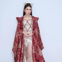 Biasa tampil ala Korea, kali ini Ayu terlihat bergaya bak gadis Tionghoa. Foto-fotonya yang diunggah ke akun Instagram pribadinya pun langsung mencuri atensi. Foto: Instagram/@ayutingting92