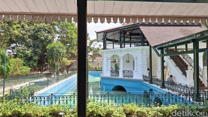 Bale kambang ini dulunya digunakan sebagai tempat istirahat dan semedi Sri Sultan Hamengku Buwono VII. Kini bale kambang dikelola Hotel Royal Ambarrukmo sebagai tempat menjamu tamu, pendopo activities dan Ladosan Dhahar. Foto diambil Selasa (10/10/2023).