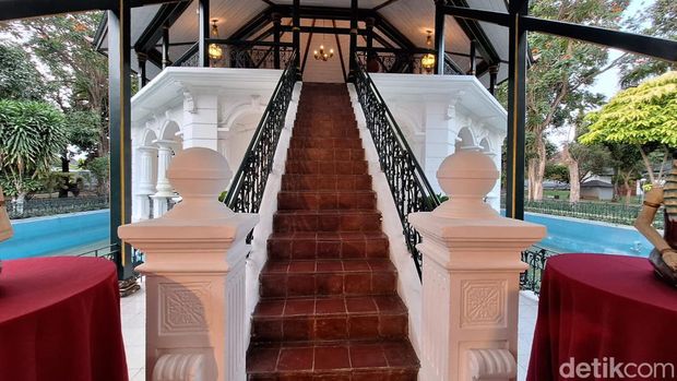 Bale kambang ini dulunya digunakan sebagai tempat istirahat dan semedi Sri Sultan Hamengku Buwono VII. Kini bale kambang dikelola Hotel Royal Ambarrukmo sebagai tempat menjamu tamu, pendopo activities dan Ladosan Dhahar. Foto diambil Selasa (10/10/2023).