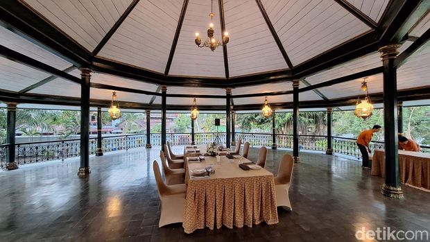 Bale kambang ini dulunya digunakan sebagai tempat istirahat dan semedi Sri Sultan Hamengku Buwono VII. Kini bale kambang dikelola Hotel Royal Ambarrukmo sebagai tempat menjamu tamu, pendopo activities dan Ladosan Dhahar. Foto diambil Selasa (10/10/2023).