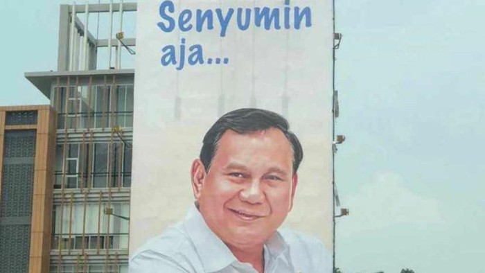 Baliho gambar Prabowo Subianto mejeng di Mampang Jaksel