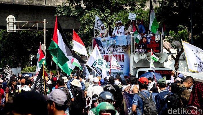 Massa PA 212 dkk menggelar Aksi Bela Palestina di depan Kedubes AS, Jalan Medan Merdeka Selatan, Jakarta Pusat, Rabu (11/10/2023).