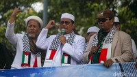 Massa PA 212 bergantian orasi dari atas mobil komando.  