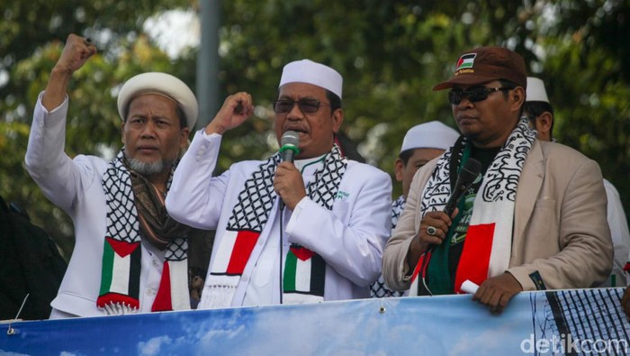 Massa PA 212 dkk menggelar Aksi Bela Palestina di depan Kedubes AS, Jalan Medan Merdeka Selatan, Jakarta Pusat, Rabu (11/10/2023).