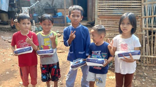Bantuan DARLING CTARSA Foundation kepada masyarakat yang membutuhkan.
