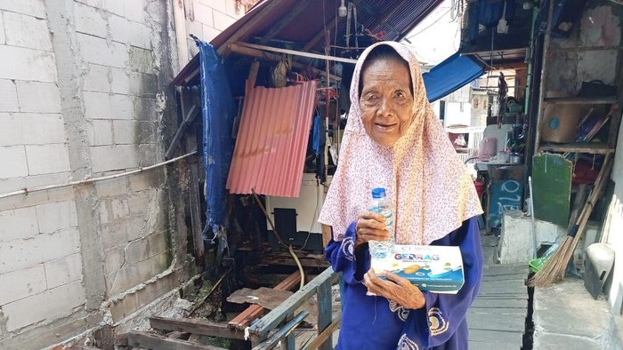 Bantuan DARLING CTARSA Foundation kepada masyarakat yang membutuhkan.