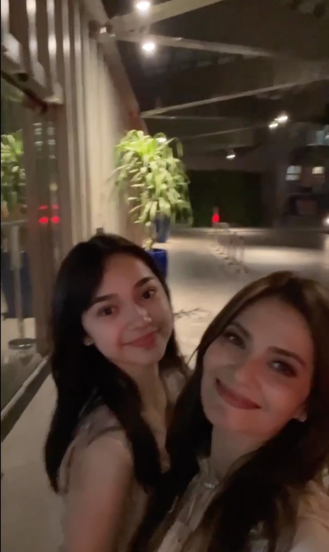 Kini sudah berusia 16 tahun, paras cantik Sydney pun berhasil mencuri atensi. Saingi sang mama, terlihat Sydney yang sudah semakin dewasa. Foto: Instagram/@cuttaryofficial