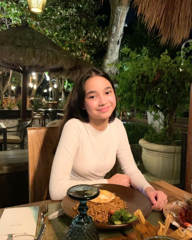 Sydney diketahui merupakan anak Cut Tari dari pernikahan pertamanya dengan Johannes Yusuf Subrata.  Foto: Instagram/@cuttaryofficial