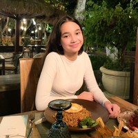 Sydney diketahui merupakan anak Cut Tari dari pernikahan pertamanya dengan Johannes Yusuf Subrata.  Foto: Instagram/@cuttaryofficial