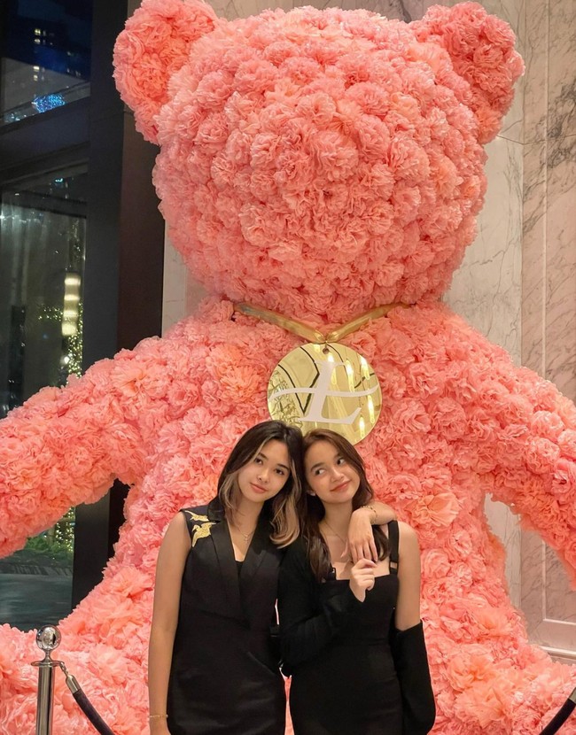 Walaupun tak memiliki hubungan darah namun Sydney terlihat dekat dengan saudara tirinya, Channela. Beberapa netizen bahkan menyebut jika paras keduanya mirip. Foto: Instagram/@cuttaryofficial