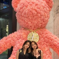 Walaupun tak memiliki hubungan darah namun Sydney terlihat dekat dengan saudara tirinya, Channela. Beberapa netizen bahkan menyebut jika paras keduanya mirip. Foto: Instagram/@cuttaryofficial