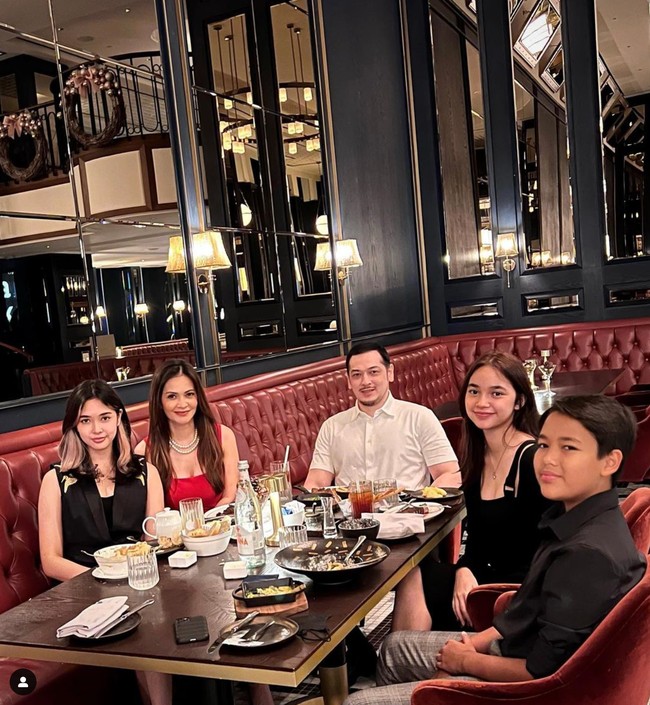 Ketika Cut Tary menikah dengan Richard Kevin pada tahun 2019, keduanya diketahui telah sama-sama memiliki anak dari pernikahan sebelumnya. Cut Tary sendiri menjadi ibu sambung bagi Chanella Leslie dan Richard Kingston. Meski tak sedarah namun Cut Tary cukup dekat dengan anak-anak sambungnya. Foto: Instagram/@cuttaryofficial