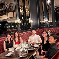 Ketika Cut Tary menikah dengan Richard Kevin pada tahun 2019, keduanya diketahui telah sama-sama memiliki anak dari pernikahan sebelumnya. Cut Tary sendiri menjadi ibu sambung bagi Chanella Leslie dan Richard Kingston. Meski tak sedarah namun Cut Tary cukup dekat dengan anak-anak sambungnya. Foto: Instagram/@cuttaryofficial