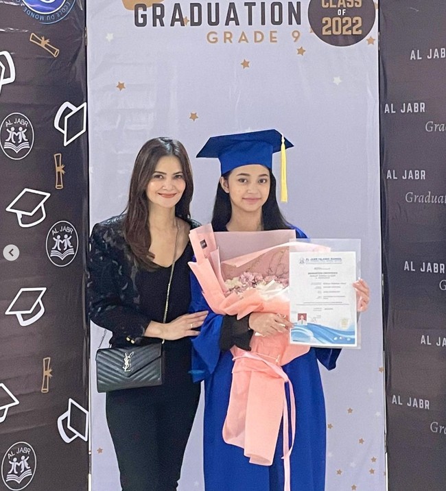 Sydney merupakan lulusan dari Al Jabr Islamic School. Dalam foto terlihat Cut Tari yang setia mendampingi sang anak wisuda SMP. Foto: Instagram/@cuttaryofficial