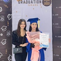 Sydney merupakan lulusan dari Al Jabr Islamic School. Dalam foto terlihat Cut Tari yang setia mendampingi sang anak wisuda SMP. Foto: Instagram/@cuttaryofficial