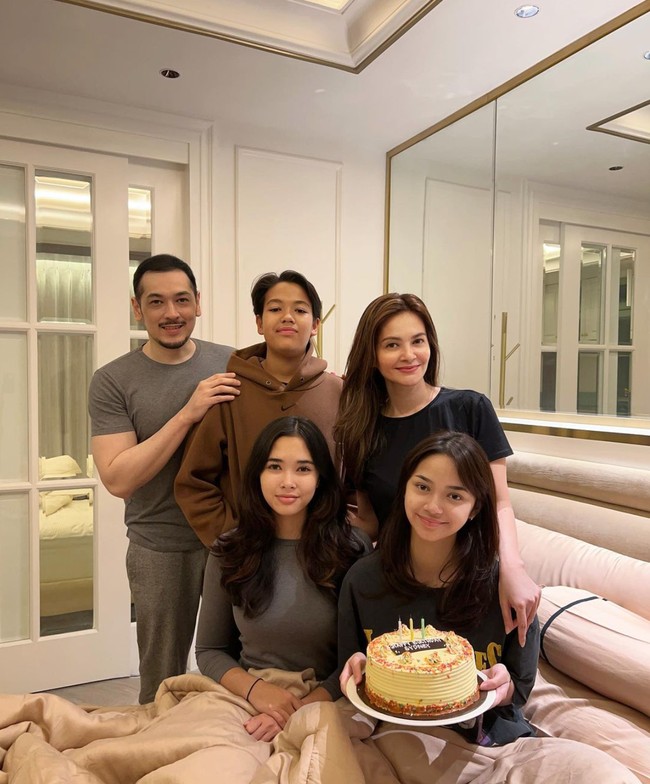 Tepat tanggal 10 Oktober 2023 artis cantik Cut Tari baru saja merayakan ulang tahun putrinya yang bernama Sydney. Dalam unggahan Instagram milik Cut Tari terlihat Sydney yang merayakan ulang tahunnya bersama ibu, ayah sambung, dan saudara tirinya. Foto: Instagram/@cuttaryofficial