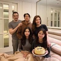 Tepat tanggal 10 Oktober 2023 artis cantik Cut Tari baru saja merayakan ulang tahun putrinya yang bernama Sydney. Dalam unggahan Instagram milik Cut Tari terlihat Sydney yang merayakan ulang tahunnya bersama ibu, ayah sambung, dan saudara tirinya. Foto: Instagram/@cuttaryofficial