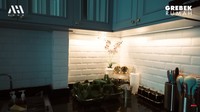 Semua peralatan makan dan masak ditata dengan rapi. Selain itu, juga dilengkapi dengan lampu untuk menerangi saat masak. Foto: YouTube Atta Halilintar