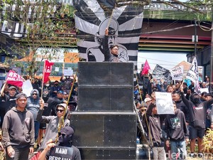 Sidang Vonis 8 Aremania Terdakwa Perusakan Kantor Arema FC Diwarnai Demo